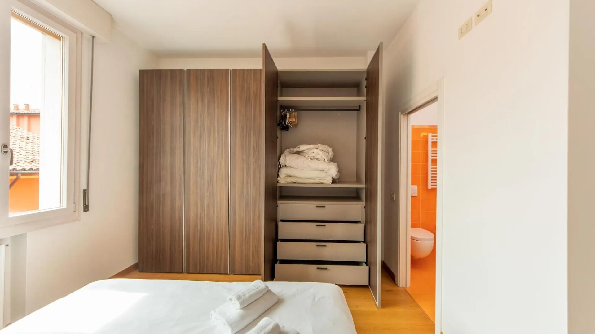 Isaia Home Bologna Italië